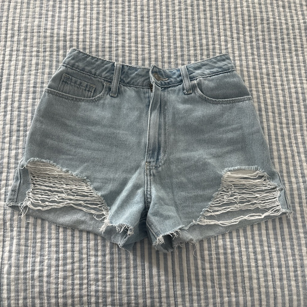 Hollister Ultra High Rise Vintage Relaxed Mom Short 3”
